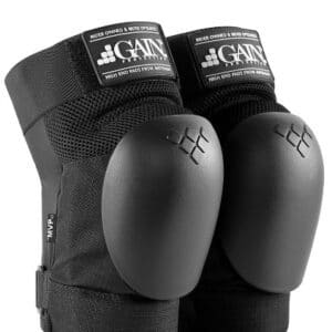 GAIN MVP KNEE PADS W. BLACK CAPS